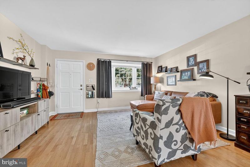 28 Garden Dr, Alexandria, VA 22304