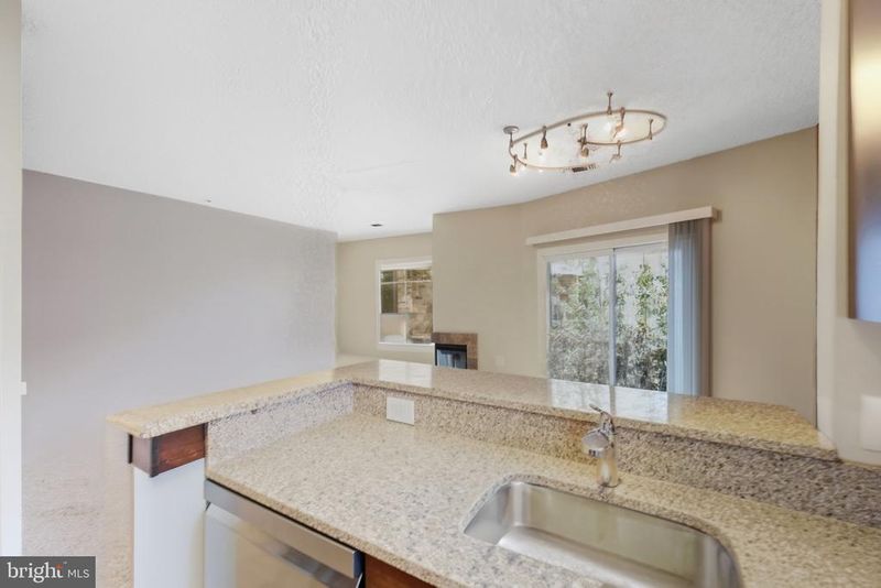 271 S Pickett St #201, Alexandria, VA 22304