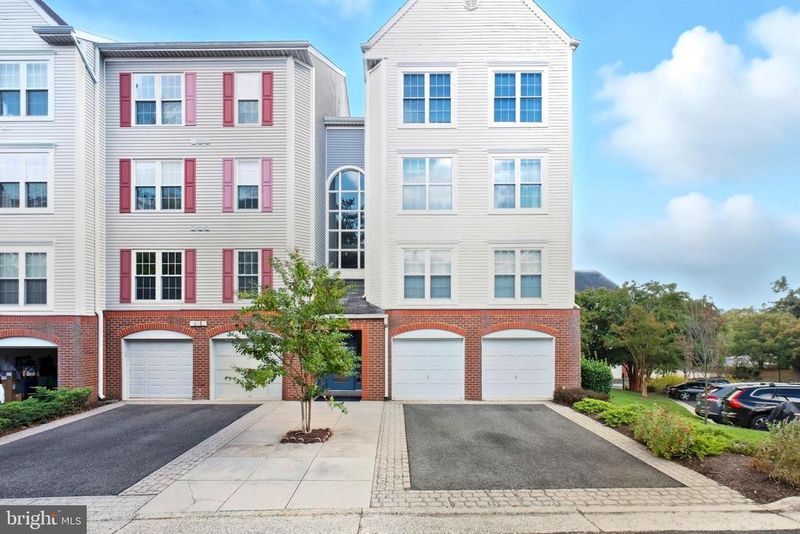 271 S Pickett St #201, Alexandria, VA 22304