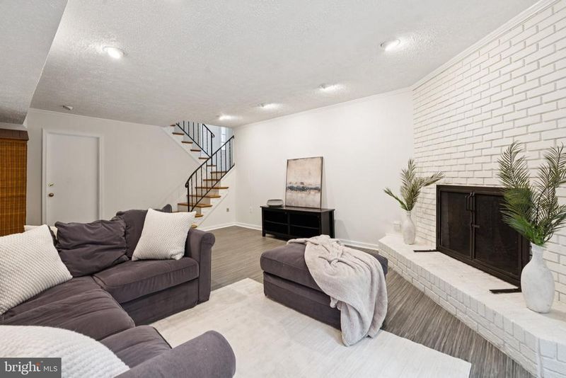 10600 Vennard Pl, Fairfax, VA 22032