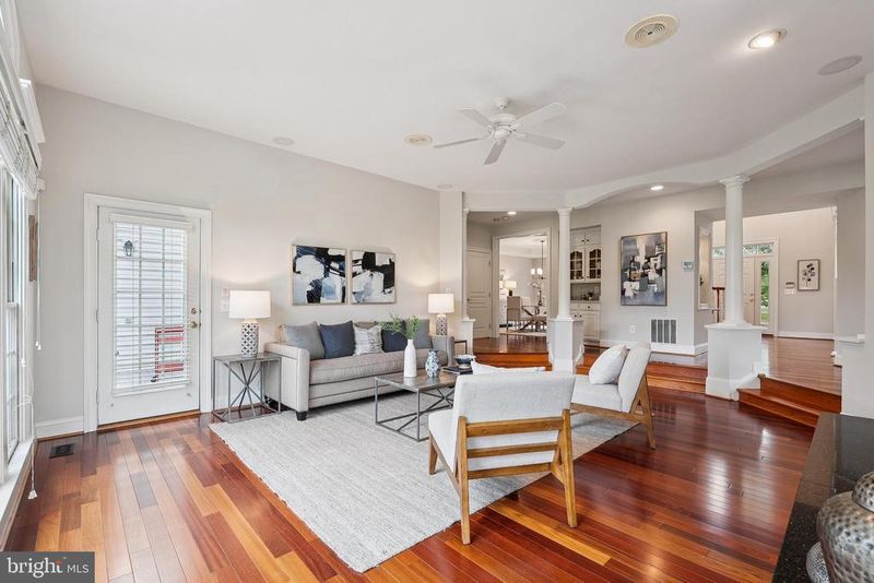 10907 Great Point Ct, Great Falls, VA 22066