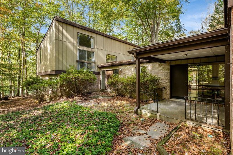 9506 Watts Rd, Great Falls, VA 22066