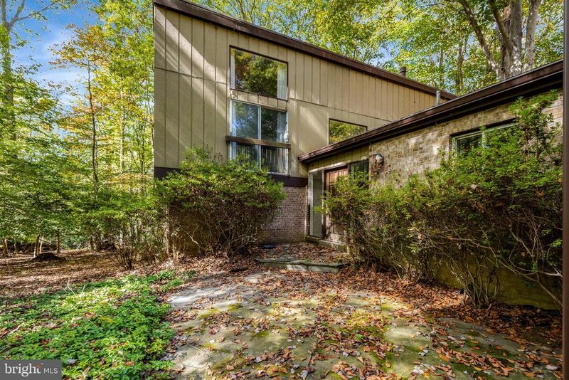 9506 Watts Rd, Great Falls, VA 22066