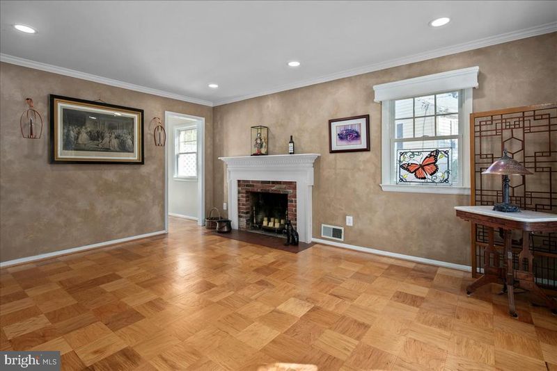 914 Dresden Ct, Alexandria, VA 22308