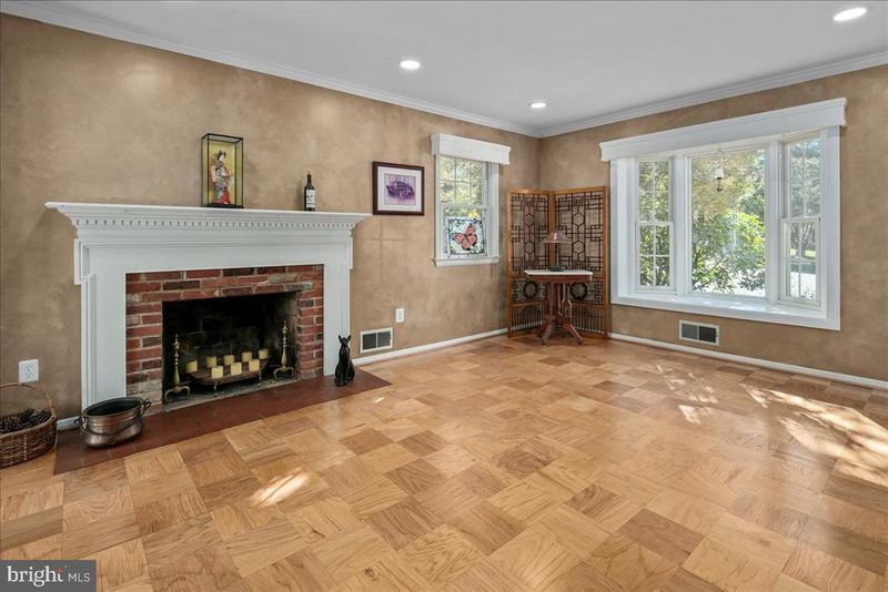 914 Dresden Ct, Alexandria, VA 22308