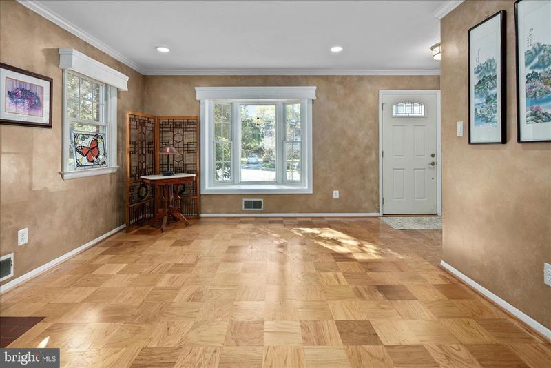914 Dresden Ct, Alexandria, VA 22308