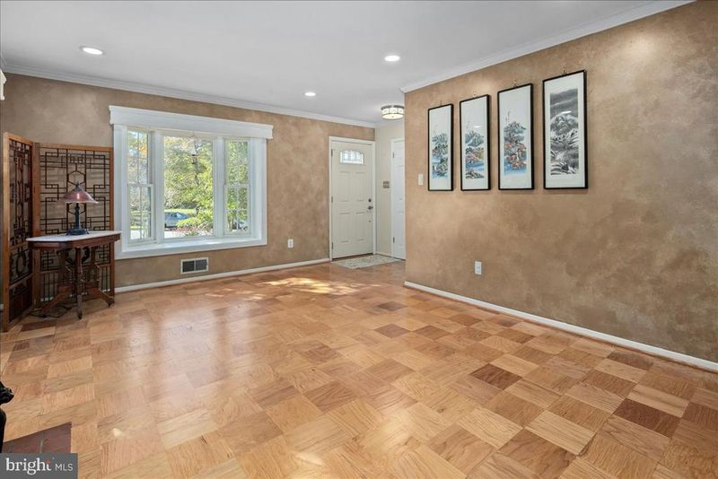 914 Dresden Ct, Alexandria, VA 22308