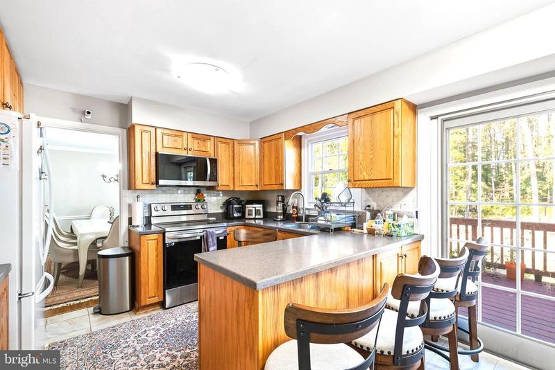 10206 Carol St, Great Falls, VA 22066