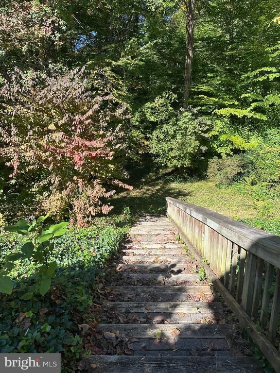 8952 Falling Creek Ct, Annandale, VA 22003