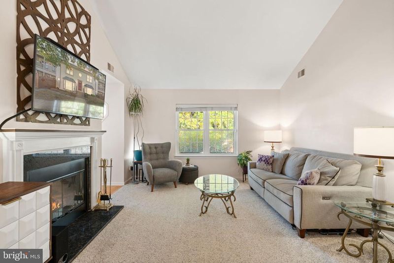 6111 Essex House Sq #B, Alexandria, VA 22310