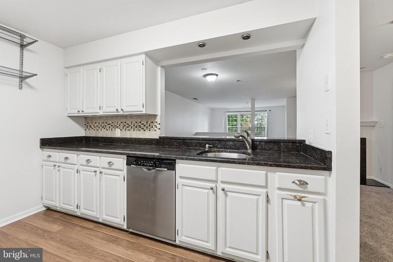 240 S Reynolds St #306, Alexandria, VA 22304