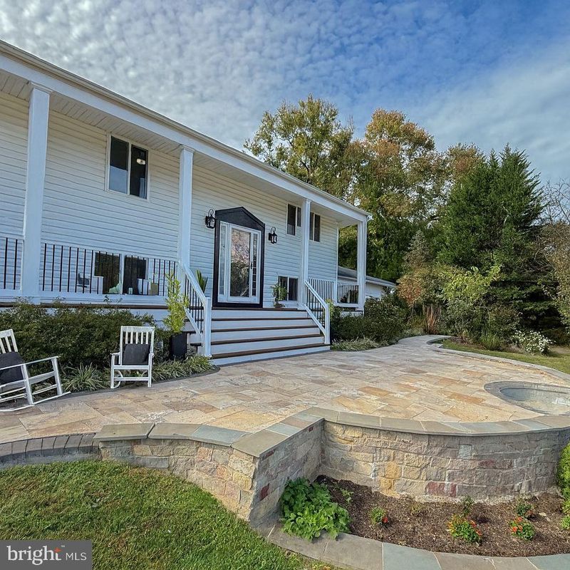 824 Constellation Dr, Great Falls, VA 22066