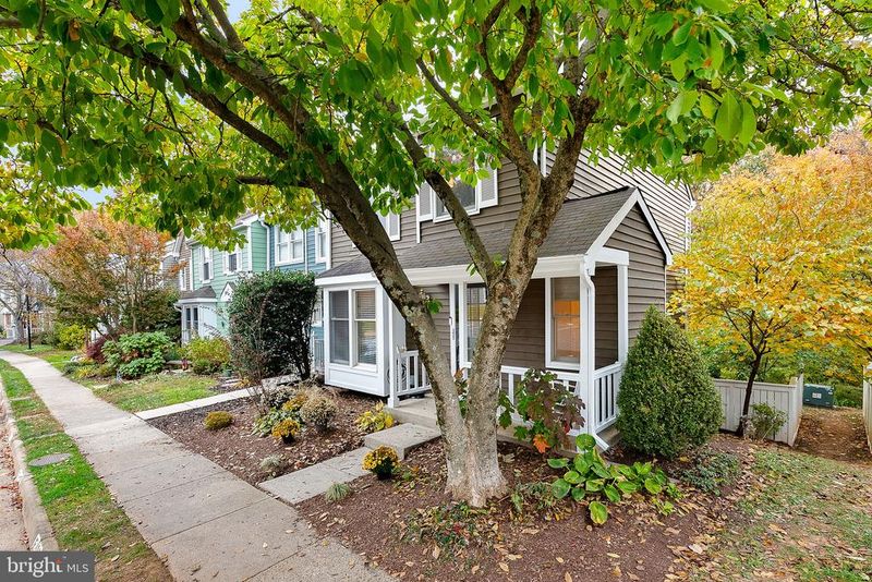 1550 Poplar Grove Dr, Reston, VA 20194