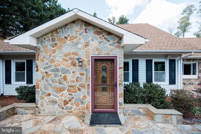 9720 Five Oaks Rd, Fairfax, VA 22031