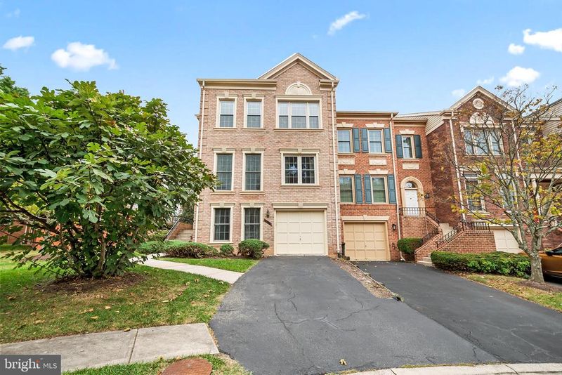 8019 Tanworth Ct, Springfield, VA 22152