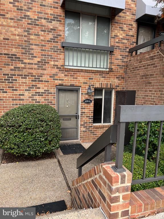 620 S 15th St S #1, Arlington, VA 22202