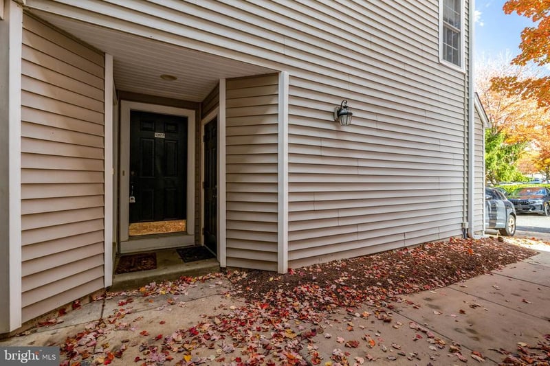 12855 Fair Briar Ln, Fairfax, VA 22033