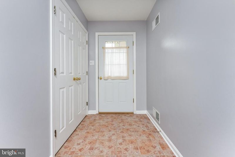 9 Plummer Ct, Germantown, MD 20876