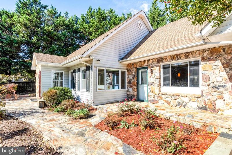 9720 Five Oaks Rd, Fairfax, VA 22031
