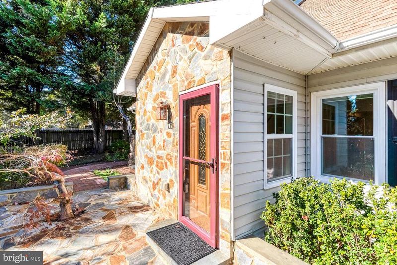 9720 Five Oaks Rd, Fairfax, VA 22031