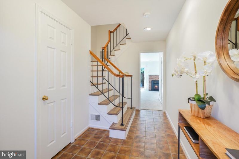 5004 Heritage Ln, Alexandria, VA 22311