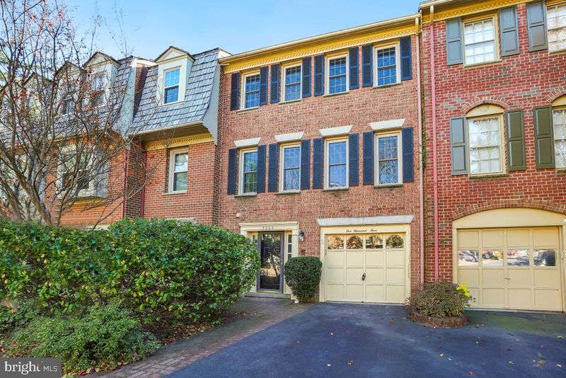5004 Heritage Ln, Alexandria, VA 22311