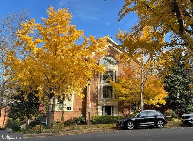 1596 N Colonial Ter, Arlington, VA 22209