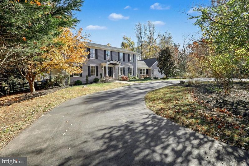130 Lakeland Dr, Sterling, VA 20164
