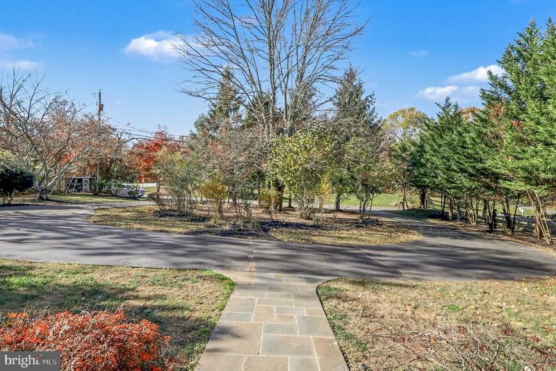 130 Lakeland Dr, Sterling, VA 20164