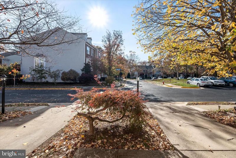 5419 Summer Leaf Ln, Alexandria, VA 22312