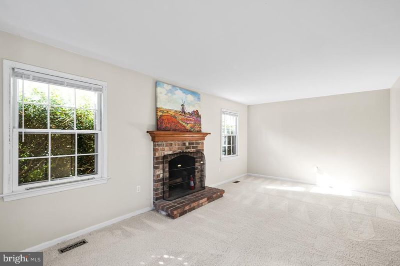 312 Holly Ct, Herndon, VA 20170