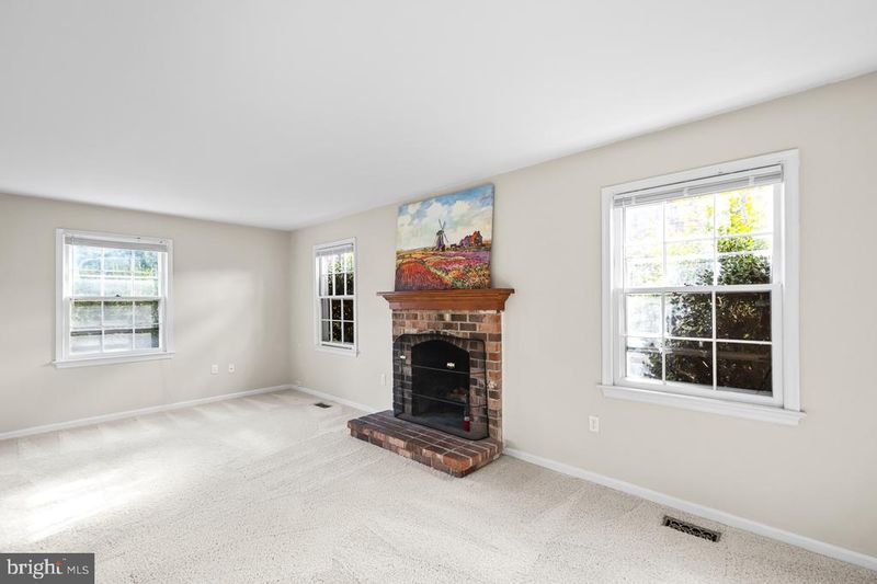 312 Holly Ct, Herndon, VA 20170