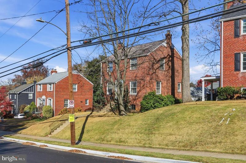 5739 16th St N, Arlington, VA 22205