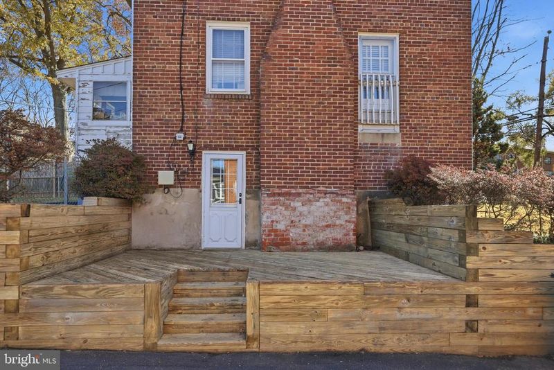 5739 16th St N, Arlington, VA 22205