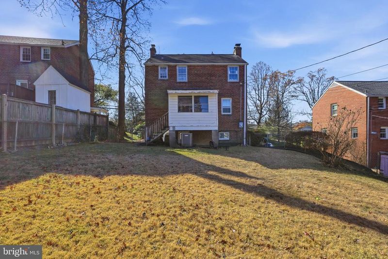5739 16th St N, Arlington, VA 22205