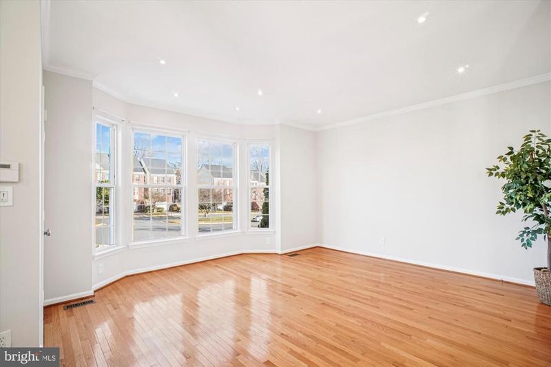 2914 Mainstone Dr, Fairfax, VA 22031