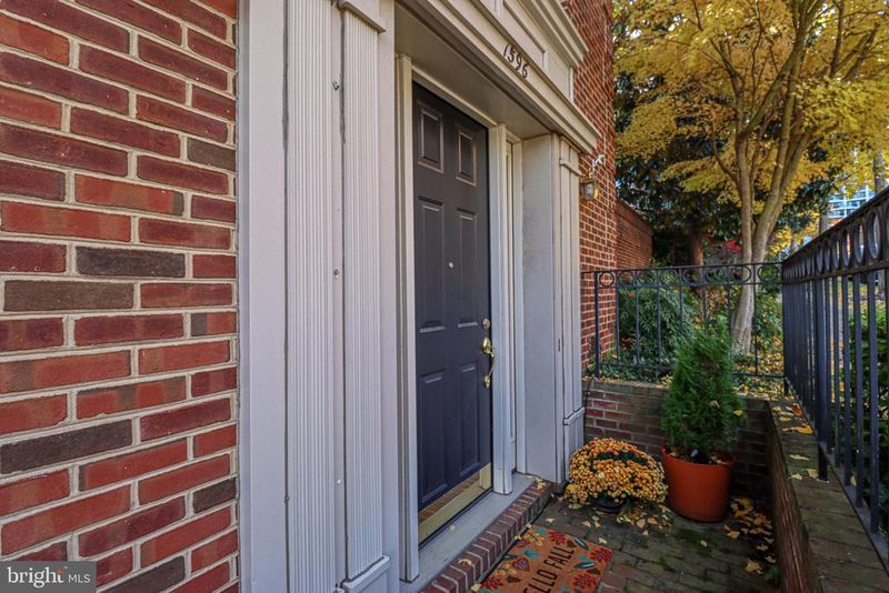 1596 N Colonial Ter, Arlington, VA 22209