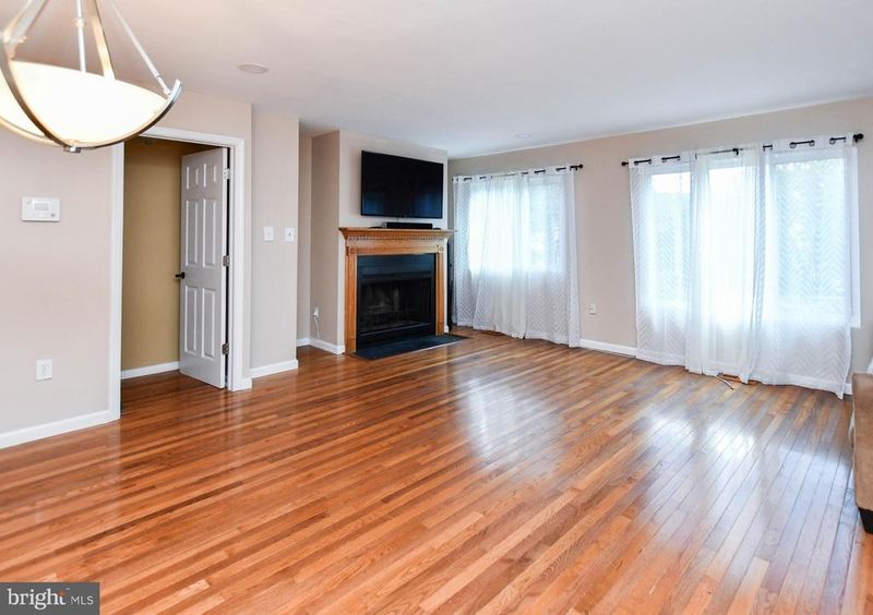 7002 Cipriano Woods Ct, Lanham, MD 20706