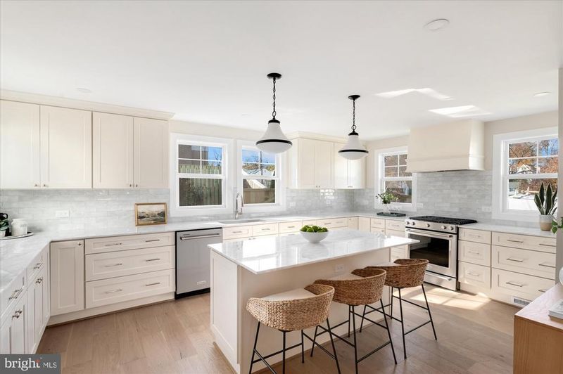 945 N Lebanon St, Arlington, VA 22205