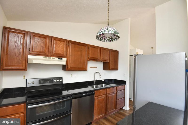 3863 Beech Down Dr, Chantilly, VA 20151