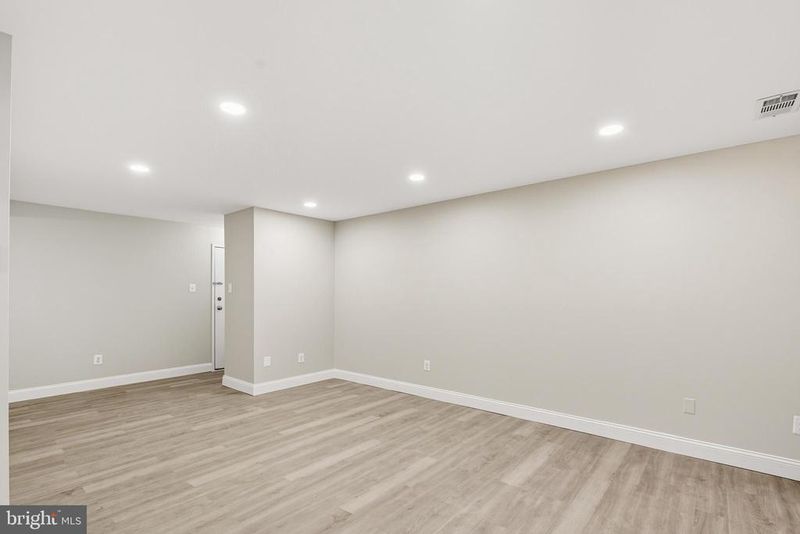 1664 Parkcrest Cir #201, Reston, VA 20190