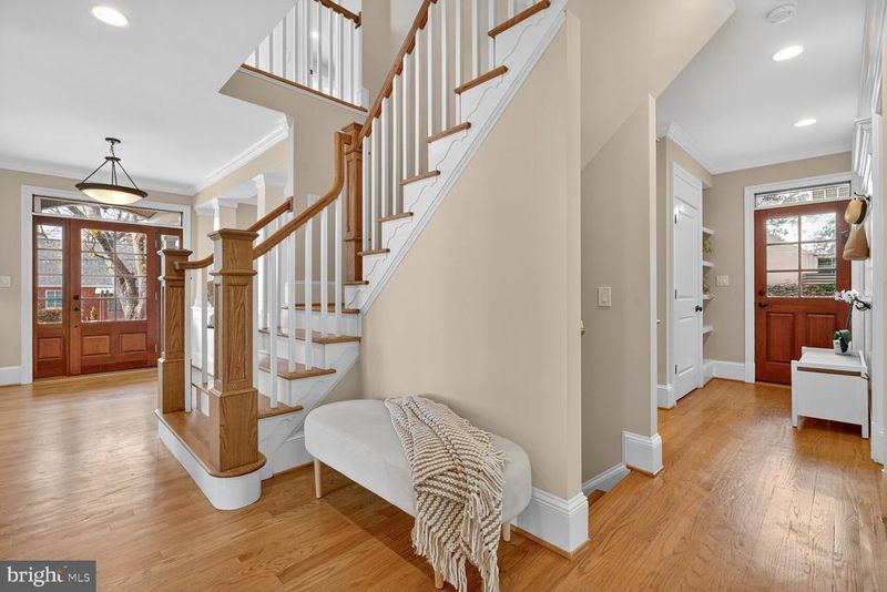 10105 Crestwood Rd, Kensington, MD 20895