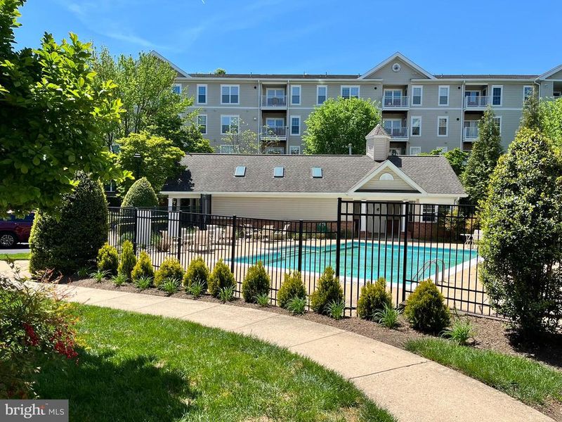 6990 Falls Reach Dr #313, Falls Church, VA 22043