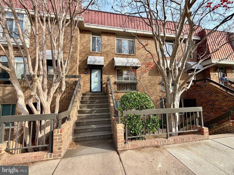 608 15th St S #2, Arlington, VA 22202