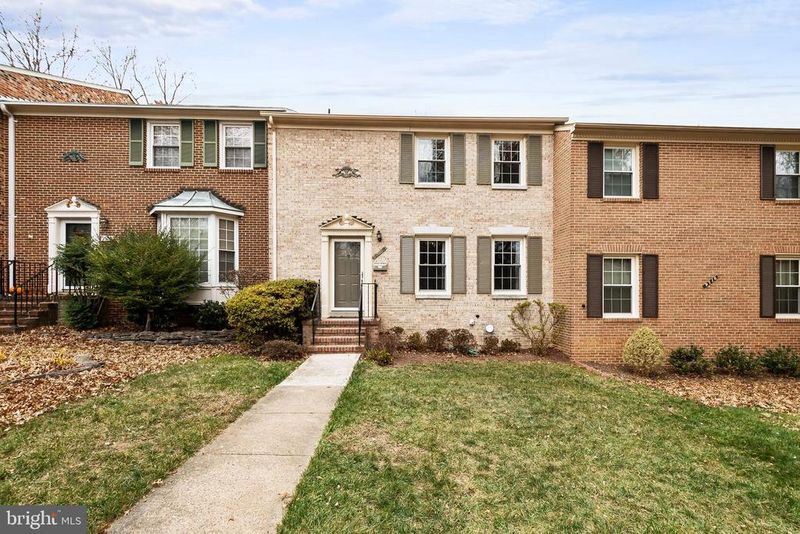 9518 Hunt Square Ct, Springfield, VA 22153