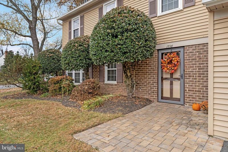 1716 Sadlers Wells Dr, Herndon, VA 20170