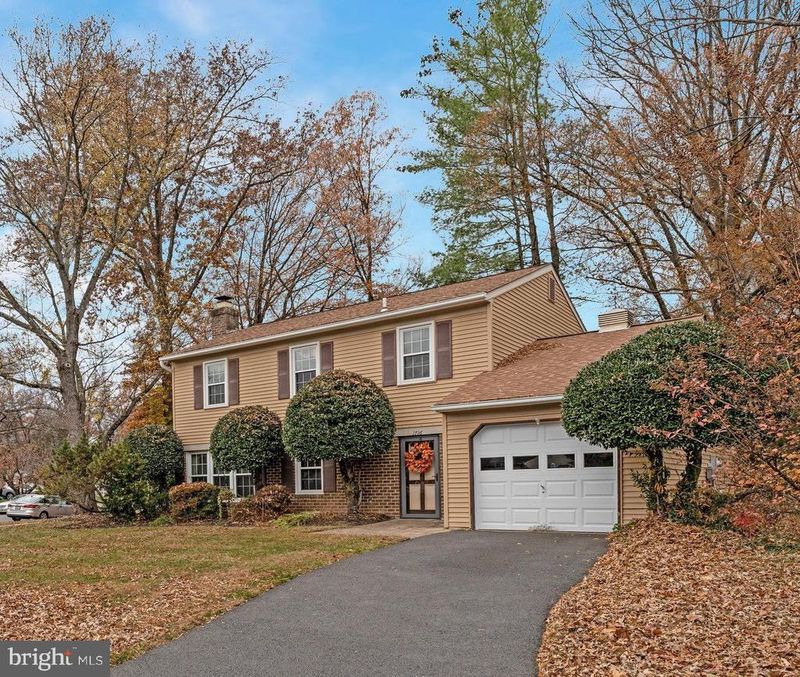 1716 Sadlers Wells Dr, Herndon, VA 20170