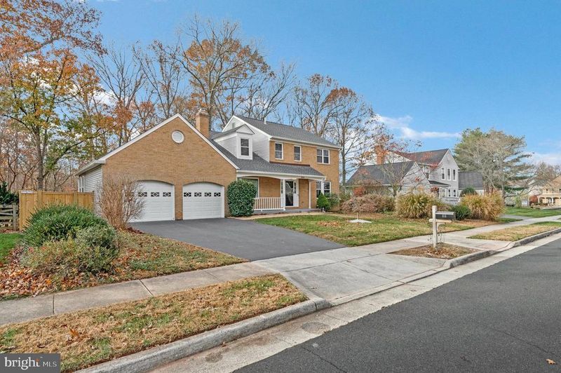 814 Potomac Ridge Ct, Sterling, VA 20164