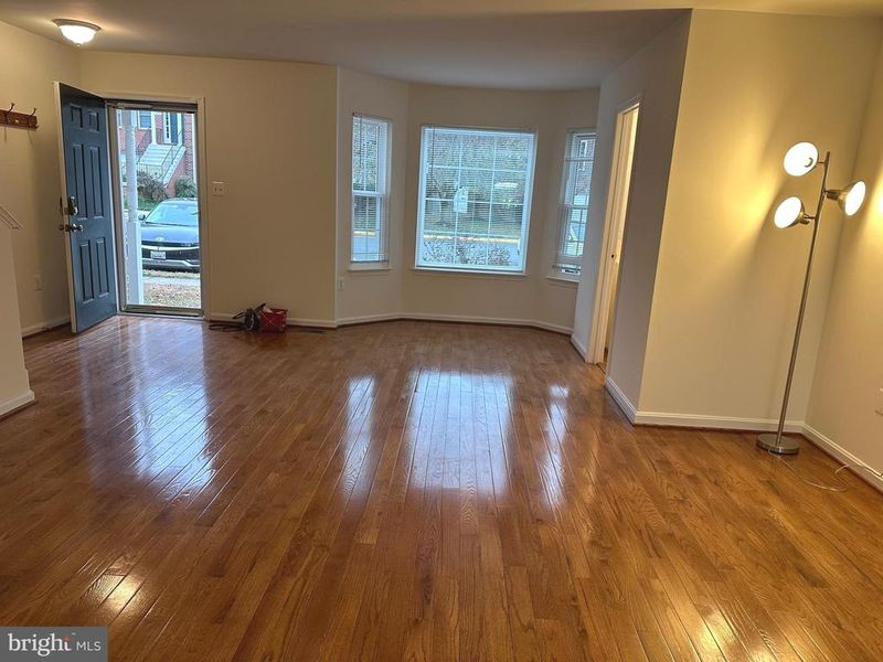 8922 Royal Astor Way, Fairfax, VA 22031