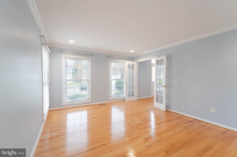 9407 Copernicus Dr, Lanham, MD 20706